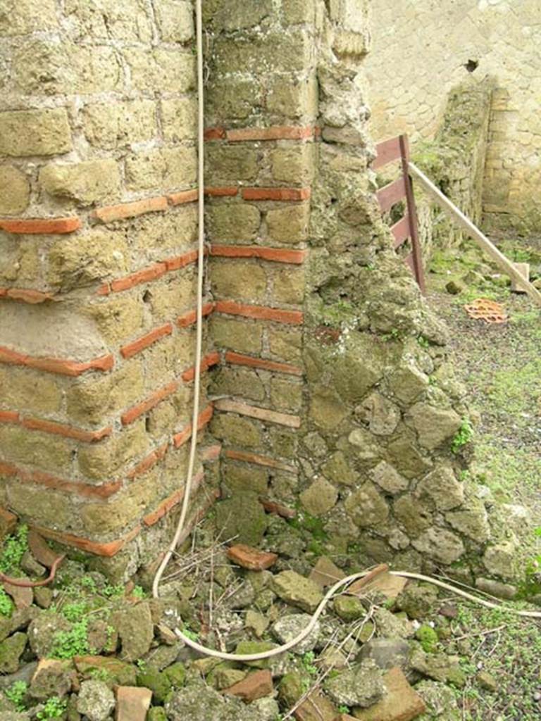 Ins Or II, 2, Herculaneum. December 2004. Room G, detail of north-east corner, looking into room H
Photo courtesy of Nicolas Monteix.